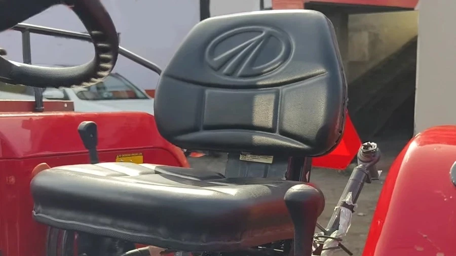 Mahindra YUVO TECH Plus 575 - Drive Seat