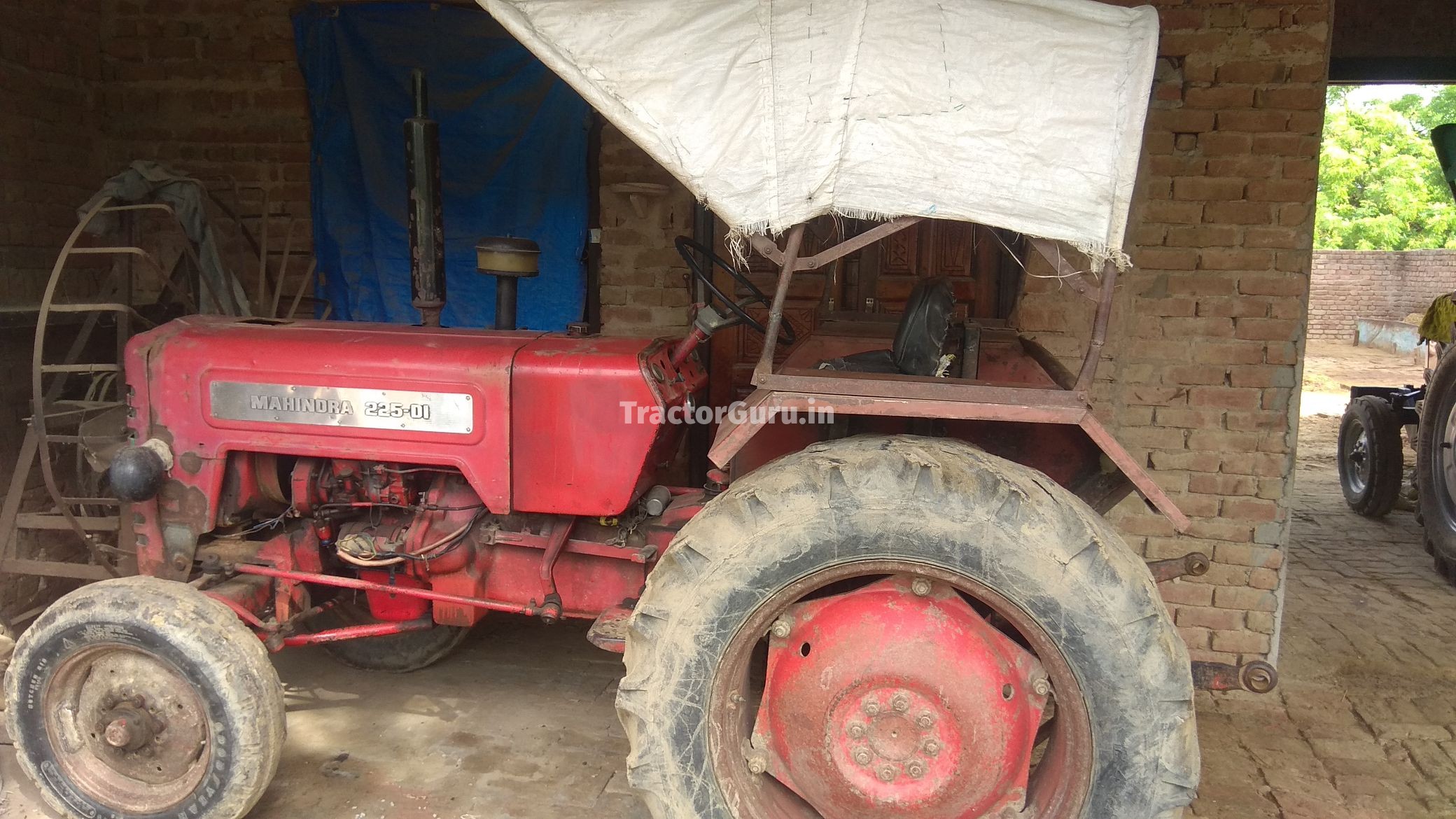 Mahindra 225 JIVO